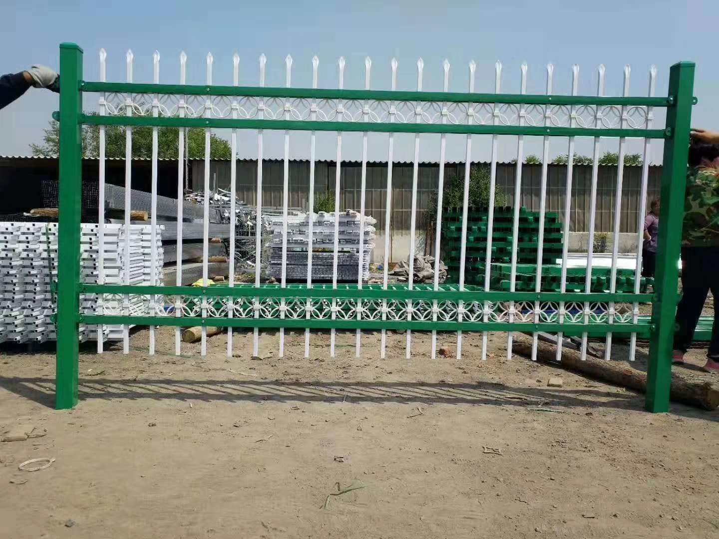 淄博户外庭院围墙护栏 带装饰花围墙护栏小区护栏 围网护栏铁艺护栏锌钢护栏